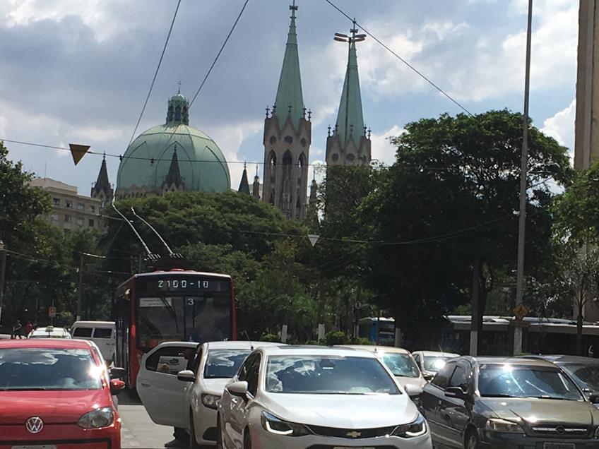 Carros parados no semáforo