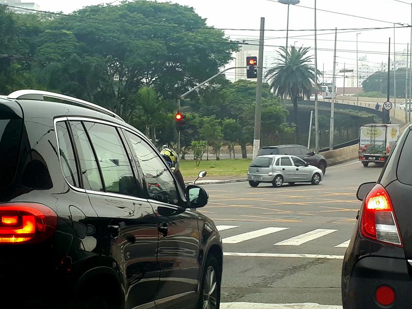 Veículos aguardando no semáforo vermelho